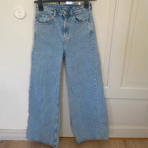 Jeans ACE Weekday - Säljer mina jeans från Weekday som är i ett fint skick. Nypris 600kr som jag nu säljer för 250kr. Är i samma modell som de beige jeansen. Köpare står för frakten. 