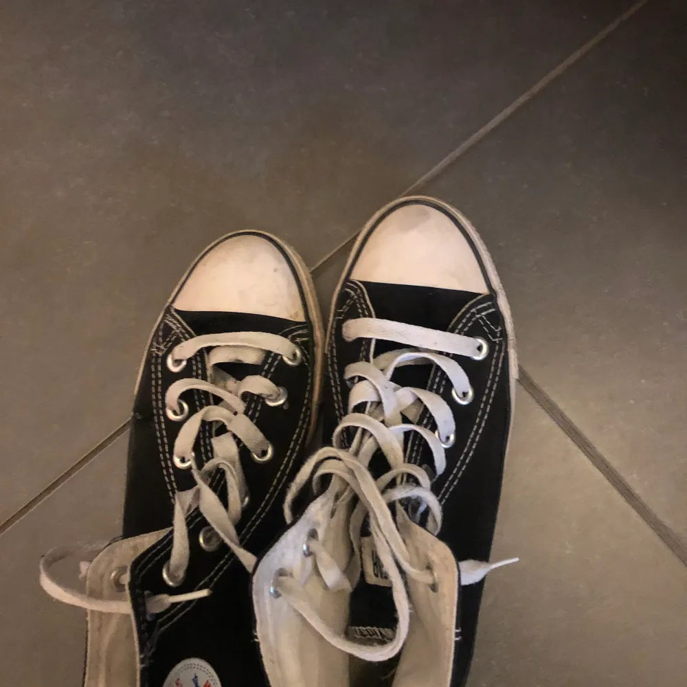 Säljer dessa converse som är myckwt välanvända. De är i storlek 39. Jag hade kunnat tänka mig 200 kronor för dessa då de är så pass använda. Passar till allt. . Skor.