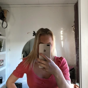 Topp strl. XS/S - Supergullig topp köpt i Grekland (därav inget märke). Jättefint skick och endast använd ett par gånger. Lite mer åt magtröjehållet 