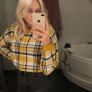 Stickad tröja - Säljer min gula rutiga tröja från hm då den inte kommit till användning, storlek L och sitter bara något slappare på mig och jag brukar ha S