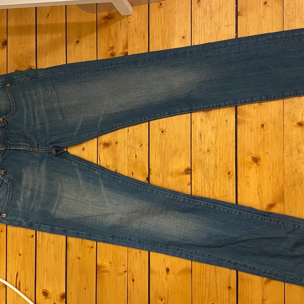 Så himla fina lowwaist ed hardy jeans jag köpt på sellpy som tyvärr var för små, perfekt skick. Jeans & Byxor.