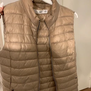 Beige väst mango strl xs - Snygg beige väst från mango i storlek xs. Säljs då den ej kommer till användning. 150kr + frakt, skriv privat för fler frågor eller bilder😊