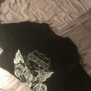 svart croppad tshirt - svart crop top med vitt tryck (motorcykel), köpt på shein. aldrig använd, köparen står för frakt. 