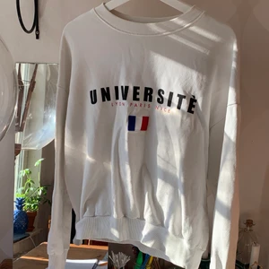 Tröja - Bekväm sweatshirt fråg Gina. Har en liten fläck man kan se på sista bilden.  Passar XXS-L. Fraktar endast. 