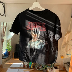 T-shirt - T-shirt med Eleven, från Stranger Things, på. Så bekväm och sitter snyggt. Fraktar endast 🌶