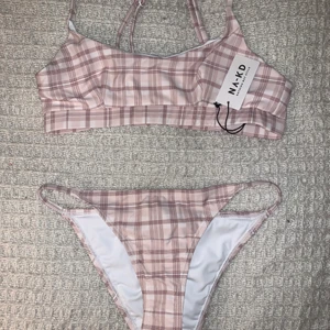 Ny bikini från Nakd  - Helt oanvänd med prislappar och hygienskydd i underdelen. Toppen är i storlek S och underdelen XS men skulle säga att de är mer av en S. frakt 42kr