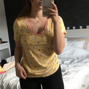 Hello Kitty tröja - Pyjamaströja med Hello Kitty från H&M🤍 Storlek M men passar mig som har XS/S🤍 Kan finnas spår av katthår från dåvarande katt🤍 Tvättas och rollas innan jag skickar det🤍 Pris går att diskutera, köparen står för frakten🤍