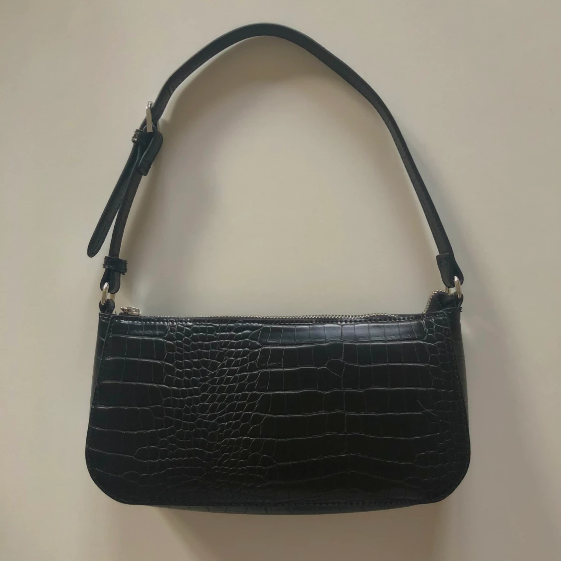 Svart baguetteväska med silverdetaljer  - 90