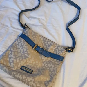En äkta Tommy hilfiger väska - En äkta Tommy hilfiger väska. Och bandet är normal stort
