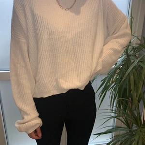 Stickad tröja - Fin vit stickad tröja🤍🤍