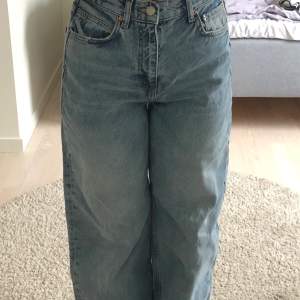 Jeans i jätte snygg färg! Har använt en gång, säljer pågrund av för stora för mig. Jag är 162 så de passar säkert nån som är lite längre än så. Frakten ingår inte i priset💕