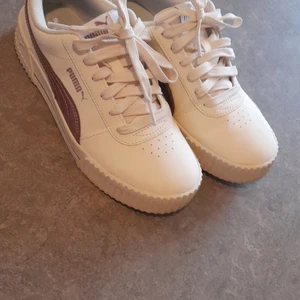Puma sneakers size 36 - Puma sneakers i storlek 36. Säljer dem eftersom de inte kommer till användning. De är I bra skick och har bara använts ett fåtal gånger. De är lite tajta men passar en 35/36a.