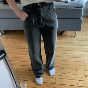 Jeans - Säljer dessa snygga gråa jeans från prettylittlething i st 34, de passar även 36 då jag på bilden brukar ha 36. Helt nya, prislapp kvar. Säljer då jag redan har gråa jeans. Säljer för 200kr + frakt. Om det är fler intresserade buda i kommentera🥰