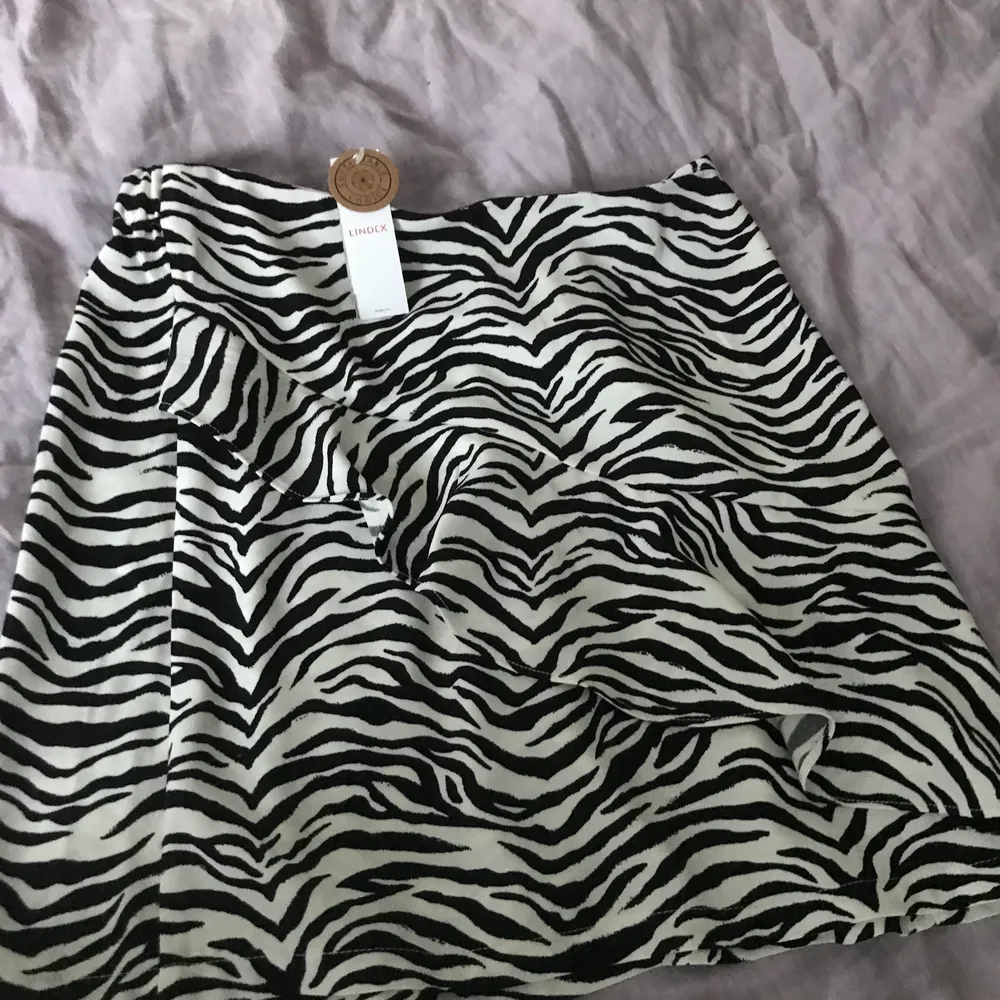 Säljer denna zebra kjol från lindex, aldrig använd lapparna kvar! Säljer för att den är lite förstod för mig. Den är i storlek 146-152 men passar absolut xs-xxs. Kjolar.