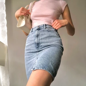 90’s Kjol med Slits NA-KD - Säljer nu min söta 90’s kjol. Jag är vanligtvis en storlek XS/S och passformen sitter bra på mig😊  kjolen är i nyskick! Kontakta mig om ytterligare frågor finns❣️