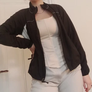 Windbreaker - Suuuperfin svart windbreaker med vita detaljer. Hög krage och superbekväm och snygg modell! Knappt använd. 