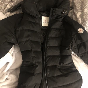 UR SNYGG MONCLEAR JACKA DAM - Säljer nu min snygga monclear jacka! Den är köpt secondhand men jag har knappt använt den då den är lite för liten på mig. Jag köpte jackan för 1800 men är inte säker på om den är äkta och därav priset. Hyfsat bra skick, vi du ha mer bilder är det bara att skriva!