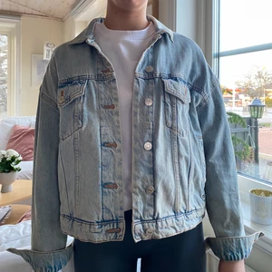 jeansjacka  - Jätte snygg jeansjacka ifrån MANGO! lite ”ballongig” i modellen! Jätte cool! Använd få gånger!