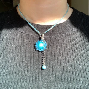 Halsband  - Blått pärlhalsband men en blå sol. Köpt i Sydkorea så ganska unikt, och så fint till sommaren🌶