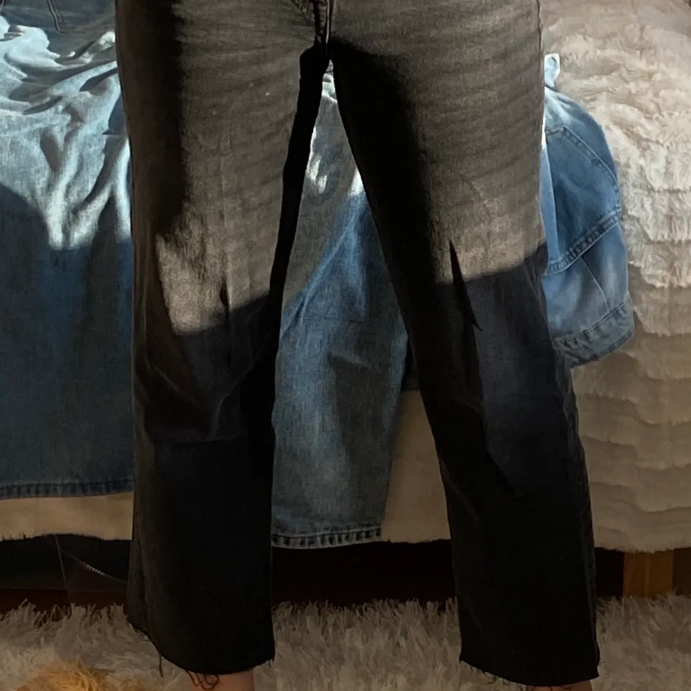 Ett par svarta jeans som blir wide där nere. Samt ser tyget ”slitet” ut nere vilket ger en fin look. Dessa är bara använda 1 gång. Men super fina!!. Jeans & Byxor.