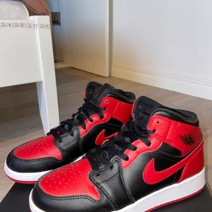 Jordan 1 strl 38,5 - Säljer mina älskade Jordan 1 ”banned” som jag impregnerat och använt en gång. De är för stora för mig därav säljer jag och ska köpa i rätt storlek. Nyskick, använda en gång utanför dörren för att provgå i. Köpta på jd sports, box och påse tillkommer. Nypris var 1000kr, idag är de värda mer! Säljer för 1300kr+ pga skicket. Buda över med 100kr! 💕 eller köp direkt för 1500kr!!!