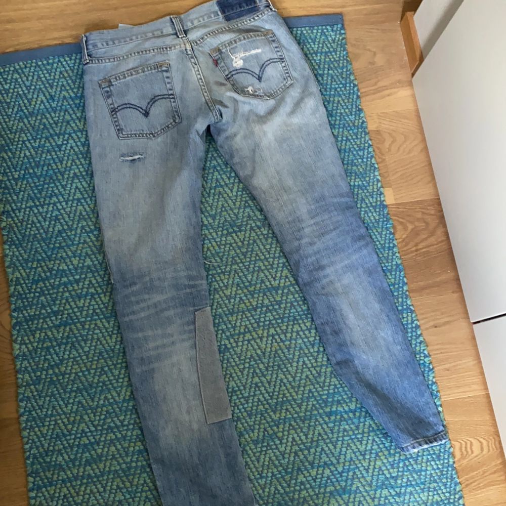 Jättesnygga, speciella levi’s jeans. Fint skick. Lågmidjade. Storlek W 24 L 32. Köparen står för frakt💕. Jeans & Byxor.