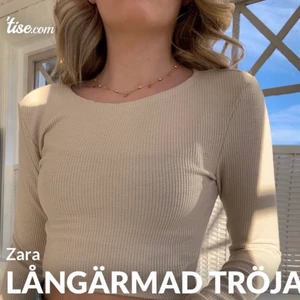 Tröja🥰 - (Lånad bild från hon jag köpte av) Säljer denna sjukt fina tröja då den var lite för liten för mig tyvärr💕