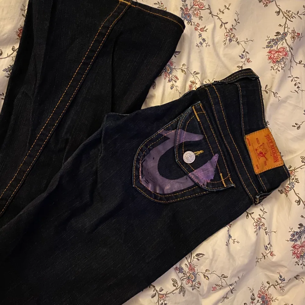 Jättefina lågmidjade och bootade true religion jeans! Är 175 cm och de är lagom långa.      (Bud ligger på 400). Jeans & Byxor.