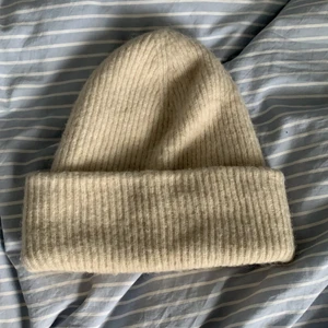 Zara mössa - Hej jag säljer denna populära, jätte fint stickad mössa ifrån Zara i alpacka ull. Köpt för 250kr och säljer för 150kr💕.