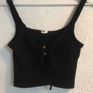 Svart kort linne  - Superfint! Använd kanske 4-5 gånger, tyvärr för liten🥺🥰