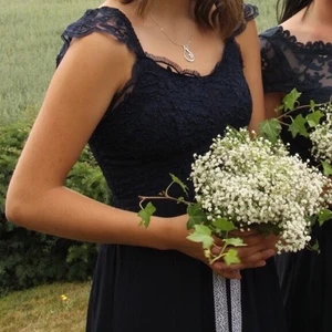 Marinblå Chiara Forthi balklänning - Säljer min superfina balklänning från Chiara Forthi som jag endast använt en gång som brudtärneklänning. Den är i nyskick och finns inte längre att köpa. Överdelen är ganska stadig och har insydd vaddering så ingen bh behövs och kjolen är i ett luftigt chiffongtyg med fint fall.  Kan mötas i Skövde och eventuellt även Ulricehamn & Borås, annars står köparen för fraktkostnaden. Bud från 650kr💞