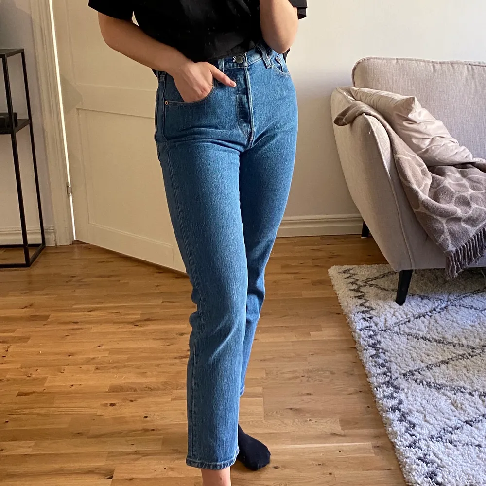 Mina superfina Levi’s jeans i modell 501 W25 L28 som jag tyvärr inte har så mycket användning för. De är knappt använda och därmed i mycket fint skick🤍💓. Jeans & Byxor.
