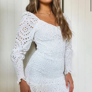 Klänning  - En jättesnygg vit klänning från bohoo, helt ny, aldrig använd. 😊