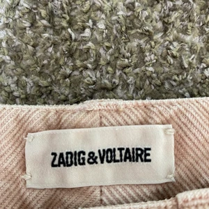 Rosa byxor - Säljer mina Zadig & voltier byxor. Super fina och ha nu till våren. Köpta för ca 1,5 år sedan. Andvönda Max 3 gånger! Köpte dem för ca 2700kr. Pris kan diskuteras. ❤️