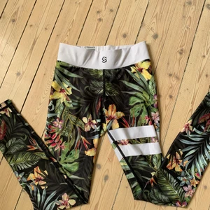 Stronger träningstights - Säljer nu dessa träningstights ifrån stronger (stl XS)! Modellen heter Vietnam och kostar i nypris 699kr💕 säljer dem då dem blivit för små för mig! Har ni frågor så kontakta mig så svara jag så fort jag kan💕 köpare står för frakt! 