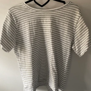 Randig T-shirt  - Väldigt fin grå randig T-shirt från lager 157 bra skick, 