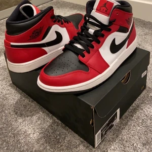 Jordan 1 Mids Chicago Black Toe - Jordan 1 Mid Chicago ”Black Toe”  Strl: 45,5/ US 11,5 Cond: 8,5/10 Pris: 2150 + frakt  Pm om du är sugen på skorna och vid betalning sker Swish!