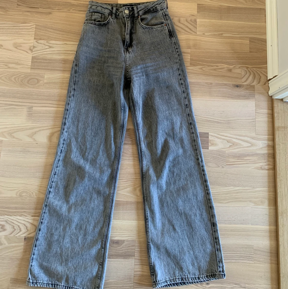Super snygga gråa jeans från stradivarius