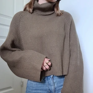 Stickad polotröja - Mörkgrön stickad polotröja från bik bok. Storlek S. Färgen är mer grön i verkligheten. Köparen står för frakt🥰