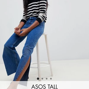 Blå jeans med lång slits - Blå jeans från Asos Tall. Aldrig använda❣️