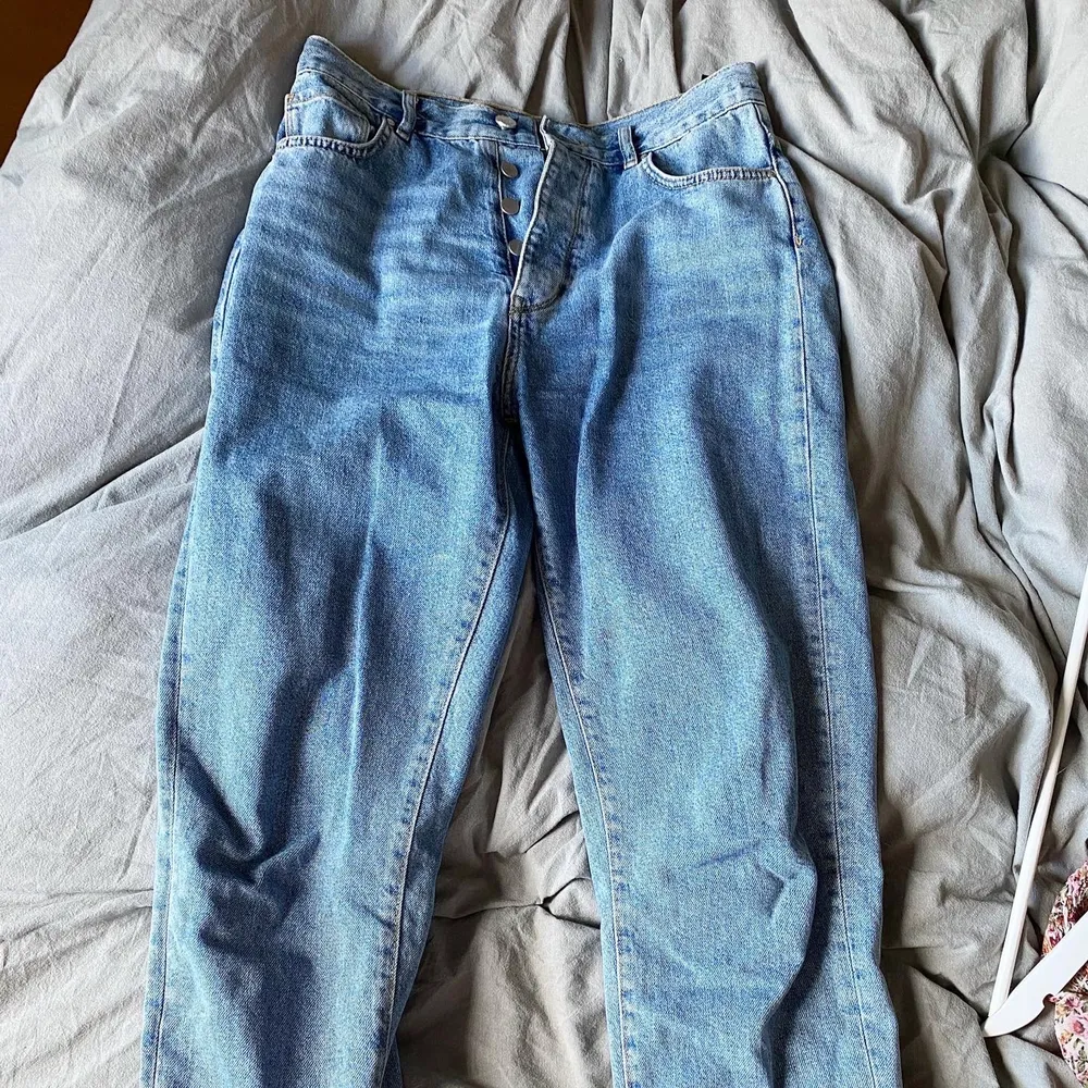 Momjeans i märket Never Denim som sitter väldigt snyggt. Liten fläck på insidan av höger ben på vaden, men den fläcken går garanterat bort i tvätten 🌸. Jeans & Byxor.