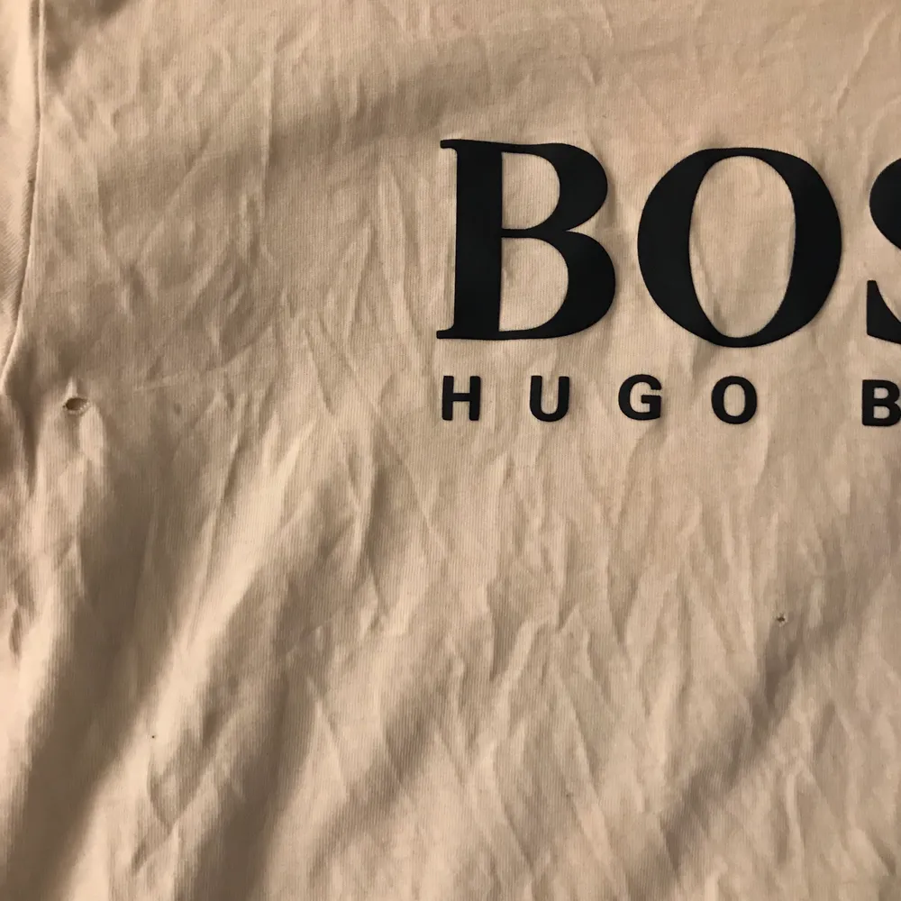 Vit hugoboss T-shirt, strl Xs, 2 småa hål (se bild två) kom med eget prisförslag 😇 nypris 350kr. T-shirts.