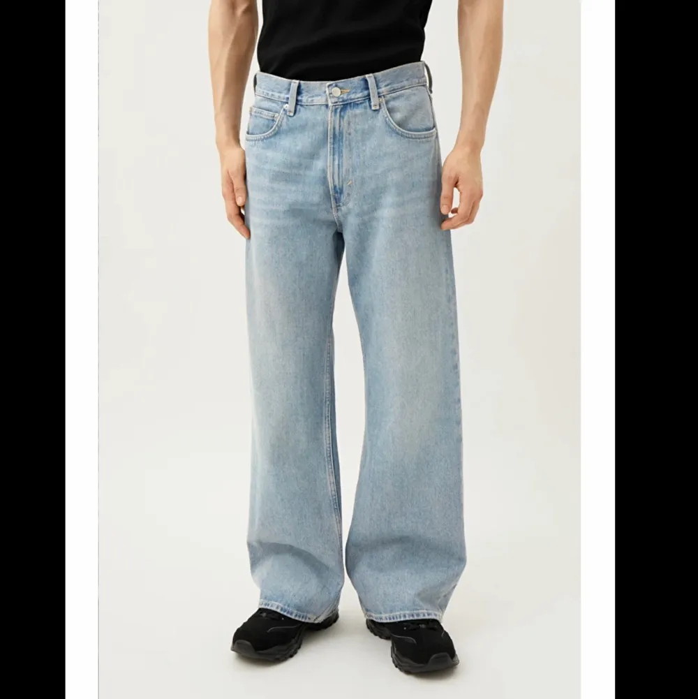 Säljer ett par beyond relaxed wide jeans från weekday i storlek 30/32. Jeans & Byxor.