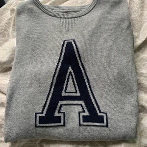 Långärmad tröja  - Jättesnygg långärmad tröja, väldigt trendig! Storlek XL sitter oversize på mig som bär M/L💕