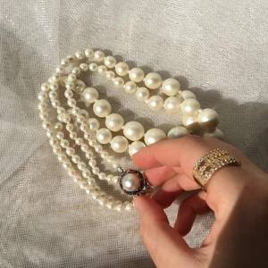 Pearl necklace  - Pärlhalsband. Super in style. Passar väldigt fint med alla typer av outfits. Har använts två gånger. Köpt för 500kr 🦋