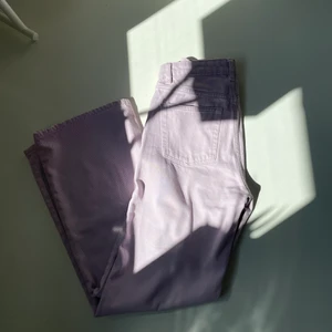 Monki Jeans Yoko - Populära jeans i färgen lila💜 för mig ser de dock lite lila/rosa färgade ut men det är enligt mig ❤️ Köptes för 400kr för ungefär ett halvår sedan❤️ säljes pga av att de inte riktigt är min stil 🥰 använda ungefär 3-4 gånger❤️Frakt ingår inte i priset 🥰Sista bilden är lånad!❤️