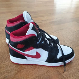 Nike air jordan 1 mid - Sparsamt använda Nike jordan air 1 mid. Finns inget att anmärka på, förutom ett litet skav längst upp i skaftet på ena skon.