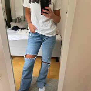 Jeans pull and bear - Slutsålda jeans från Pull and bear! Mycket bra skick. Avklippta nertill för att passa mig som är 165cm. Köparen står för frakten😊