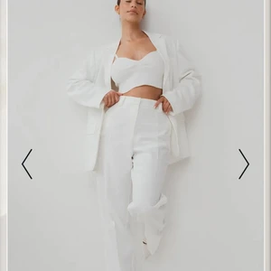 Vita kostymbyxor - Supersnygga helt oanvända vita kostymbyxor. Köpte i två olika storlekar men hann inte returera, därför säljer jag nu ena paret!