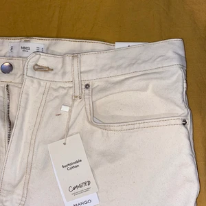 Mango ballon pants - Ett par créme vita byxor från MANGO. De är i storlek 44 men lite små i storleken skulle jag säga. Byxorna är aldrig använda och kostar i nypris 399kr. Säljer för 150kr + frakt! 🥰
